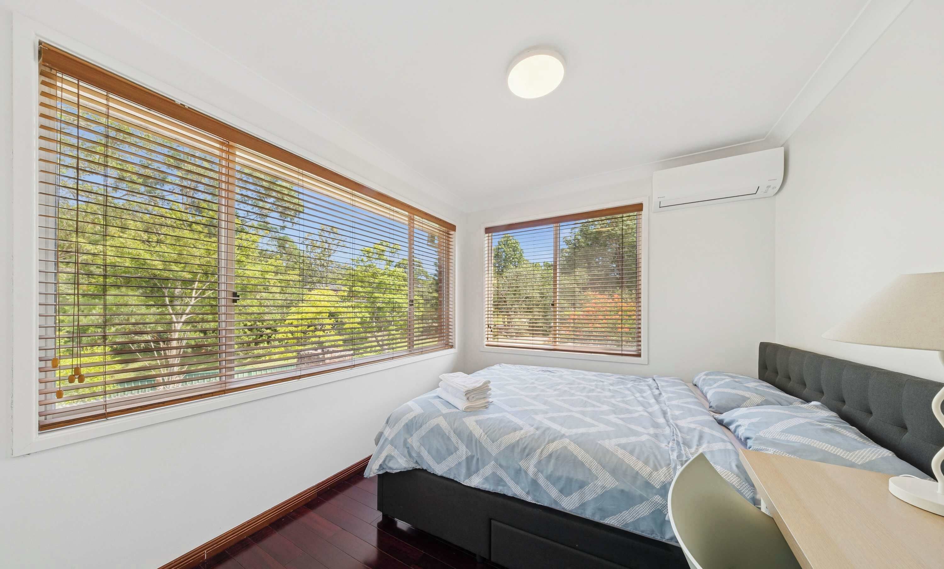 1 dormitorio, escritorio, tabla de planchar con plancha y wifi