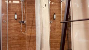 Douche, sĂšche-cheveux, serviettes fournies, savon