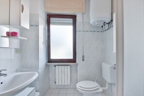 Shower, hair dryer - Casa Francesca near center and beach (Porto Azzurro)