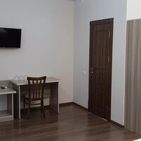 Habitación triple estándar, vistas a la ciudad | Escritorio y espacio para trabajar con un portátil