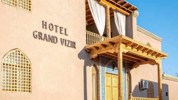 A building with a sign reading "HOTEL GRAND VIZIR". - Grand Vizir hotel (Khiva)