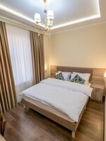 Habitación estándar doble, vistas a la ciudad | Escritorio y espacio para trabajar con un portátil