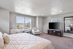 4 bedrooms, desk, free WiFi, bed sheets