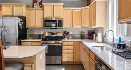 Fantastic High Desert Retreat, Pet Friendly, Fenced Backyard w/ Covered Patio, Ping Pong, BBQ