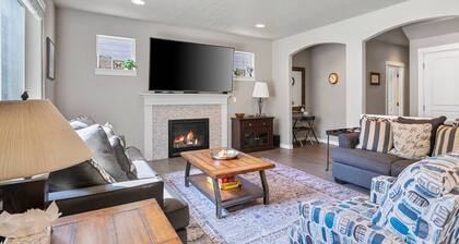 Fantastic High Desert Retreat, Pet Friendly, Fenced Backyard w/ Covered Patio, Ping Pong, BBQ