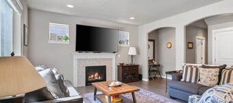 Fantastic High Desert Retreat, Pet Friendly, Fenced Backyard w/ Covered Patio, Ping Pong, BBQ
