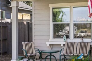 Terrace/patio - Fantastic High Desert Retreat, Pet Friendly, Fenced Backyard w/ Covered Patio, Ping Pong, BBQ (Bend)