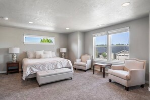 4 bedrooms, desk, free WiFi, bed sheets - Fantastic High Desert Retreat, Pet Friendly, Fenced Backyard w/ Covered Patio, Ping Pong, BBQ (Bend)