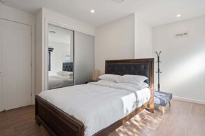 1 bedroom, iron/ironing board, WiFi, bed sheets - Cosy Kambah 1 Bedroom Near Shops & Parks (Kambah)