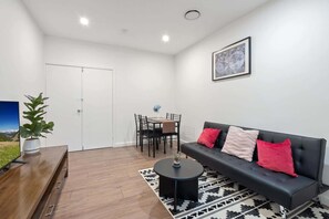 TV - Cosy Kambah 1 Bedroom Near Shops & Parks (Kambah)