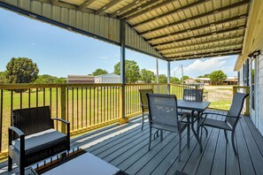 Outdoor dining - 1 Mi to Lake Texoma: Peaceful Kingston Getaway (Kingston)