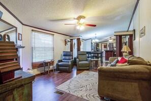 TV, books - 1 Mi to Lake Texoma: Peaceful Kingston Getaway (Kingston)