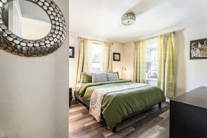 2 bedrooms, desk, iron/ironing board, WiFi - #StayInMyDistrict Veterans Park Retreat (Boise)