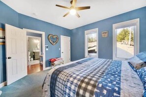 6 bedrooms, iron/ironing board, travel crib, WiFi - Lakefront~Dock~Hot tub~Firepit~Dog Friendly! (Mill Spring)