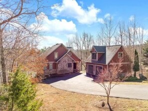 Exterior - Lakefront~Dock~Hot tub~Firepit~Dog Friendly! (Mill Spring)