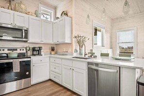 Jääkaappi, mikroaaltouuni, uuni, liesi