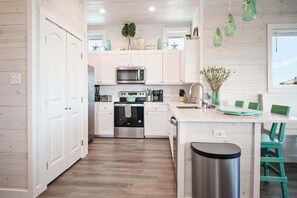 Jääkaappi, mikroaaltouuni, uuni, liesi