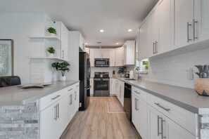 Een koelkast, een microgolfoven, een oven, een kookplaat