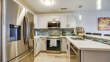 Frigorifero, microonde, piano cottura, lavastoviglie