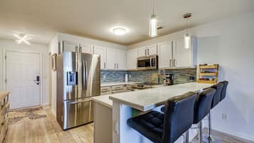 Fridge, microwave, stovetop, dishwasher