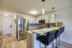 Fridge, microwave, stovetop, dishwasher