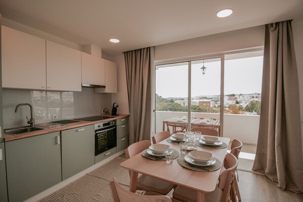 Kühlschrank, Ofen, Toaster, Kochgeschirr/Geschirr/Besteck