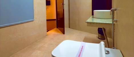 Un baño con ducha, espejo y lavamanos.