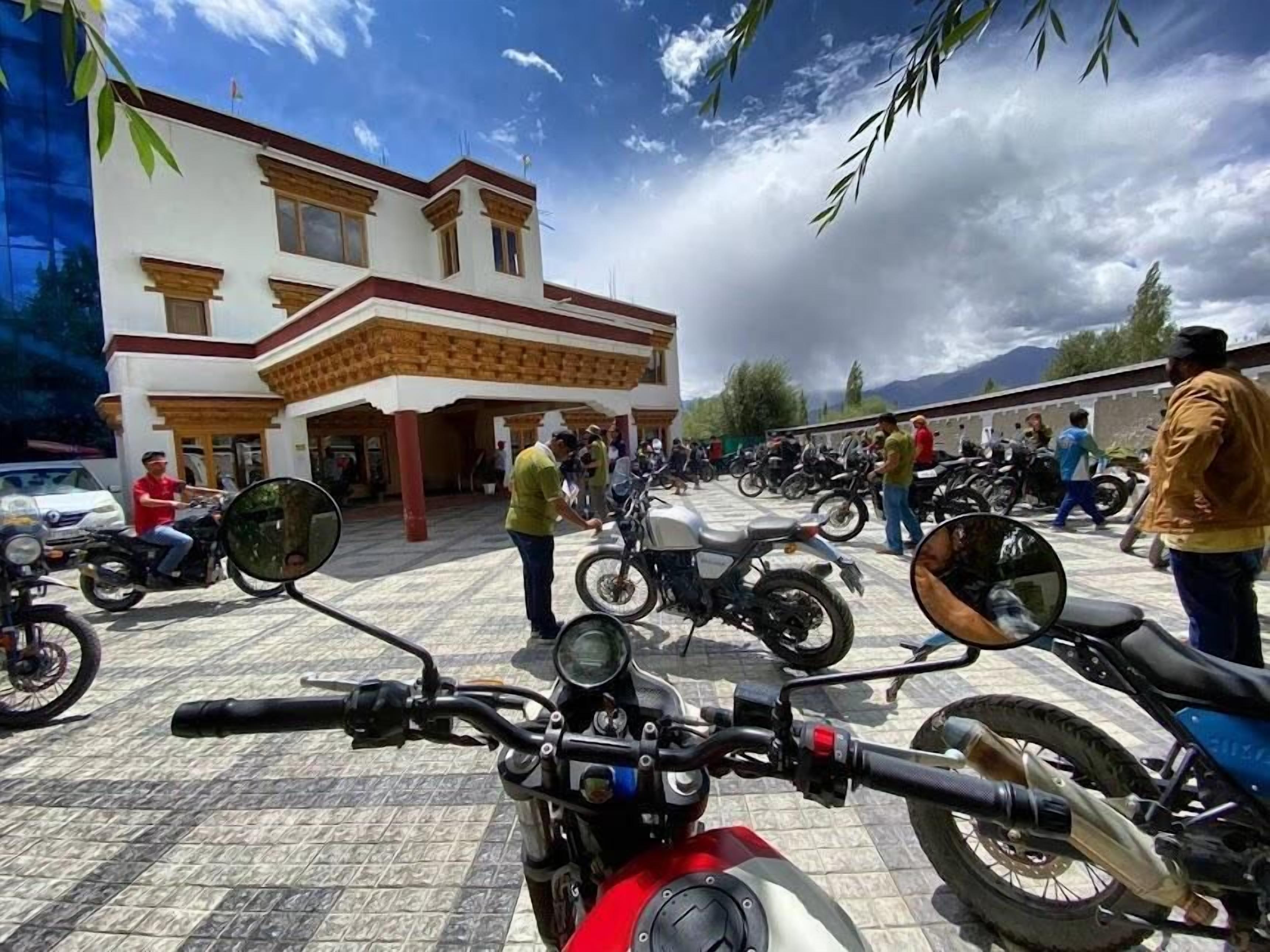 Un edificio con ingresso in piastrelle e un gruppo di motociclette parcheggiate davanti.