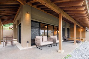 Basic House, Non Smoking, Partial Sea View | Living area