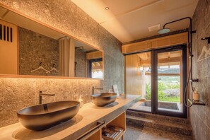 Maison, non-fumeur, vue sur le jardin | Salle de bain | Ensemble baignoire-douche, articles de toilette (gratuits)