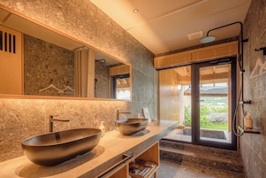 Casa, no fumadores, vistas al jardín | Baño | Ducha y bañera combinadas y artículos de higiene personal gratuitos