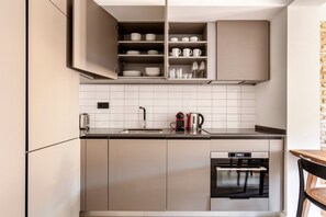 Een koelkast, een microgolfoven, een oven, een kookplaat