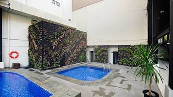 Una piscina al aire libre