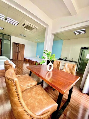 Felles sovesal – familie | Minibar, skrivebord, blendingsgardiner og wi-fi (inkludert)