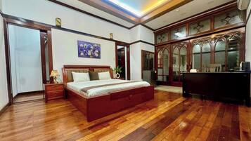 Deluxe Suite | Minibar, desk, blackout curtains, free WiFi