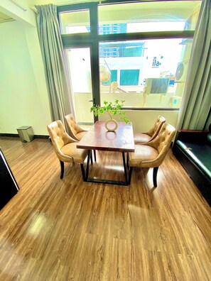 Minibar, escritorio, cortinas blackout y wifi gratis 
