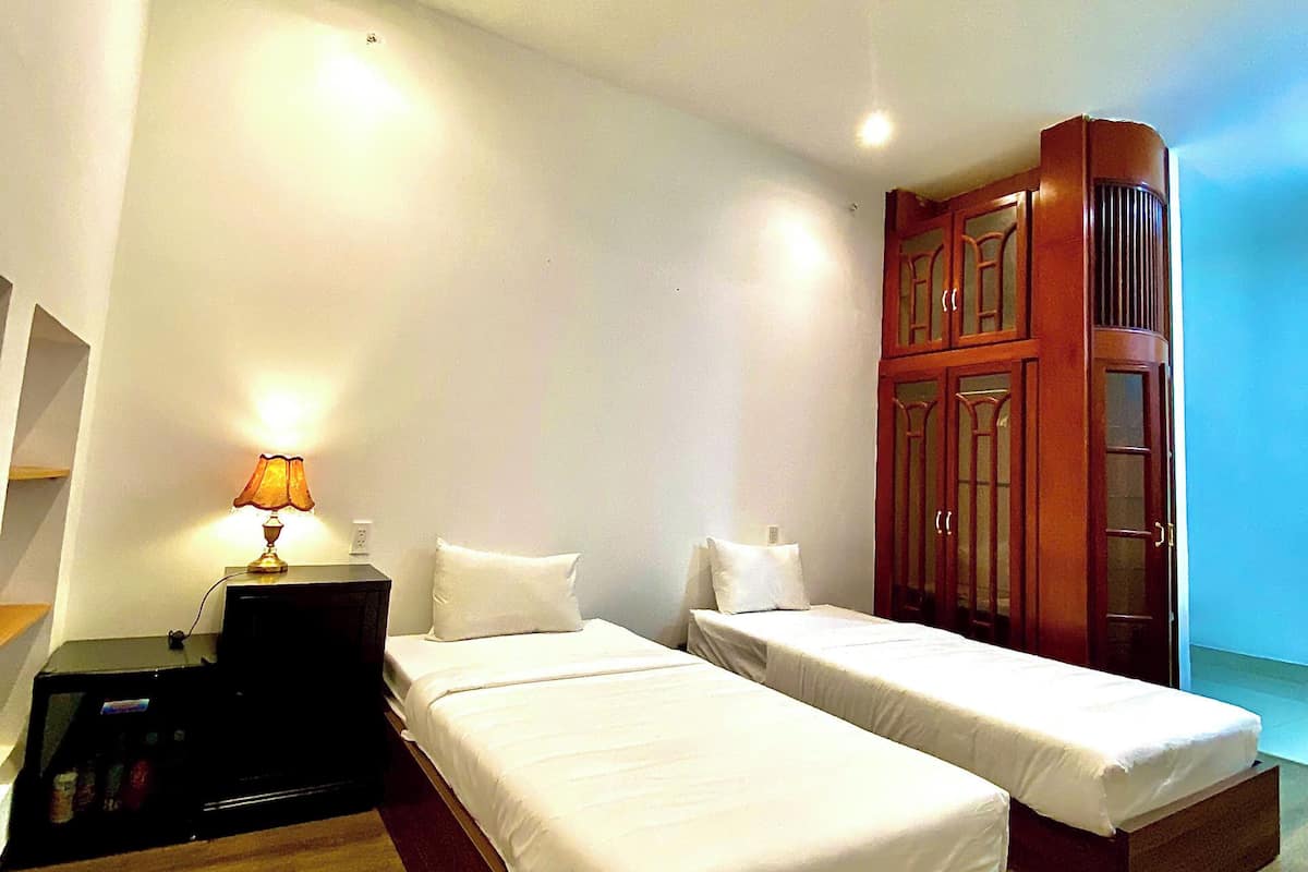 Minibar, escritorio, cortinas blackout y wifi gratis