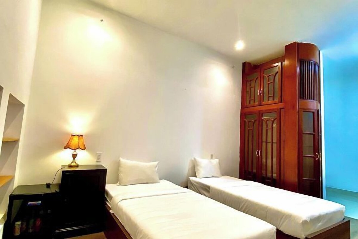 Minibar, blackout drapes, WiFi (free), bed sheets