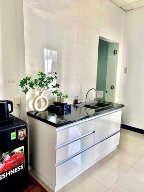 Minibar, escritorio, cortinas blackout y wifi gratis 