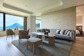 Onsen Suite, Mt. Yotei View, King | Living area
