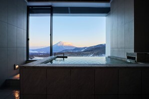 The Weiss Suite | Bathroom