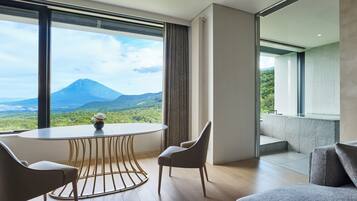 Suite, 1 Tempat Tidur King, pemandangan gunung (Onsen Suite) | Area keluarga