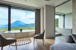 Onsen Suite, Mt. Yotei View, King | Living area