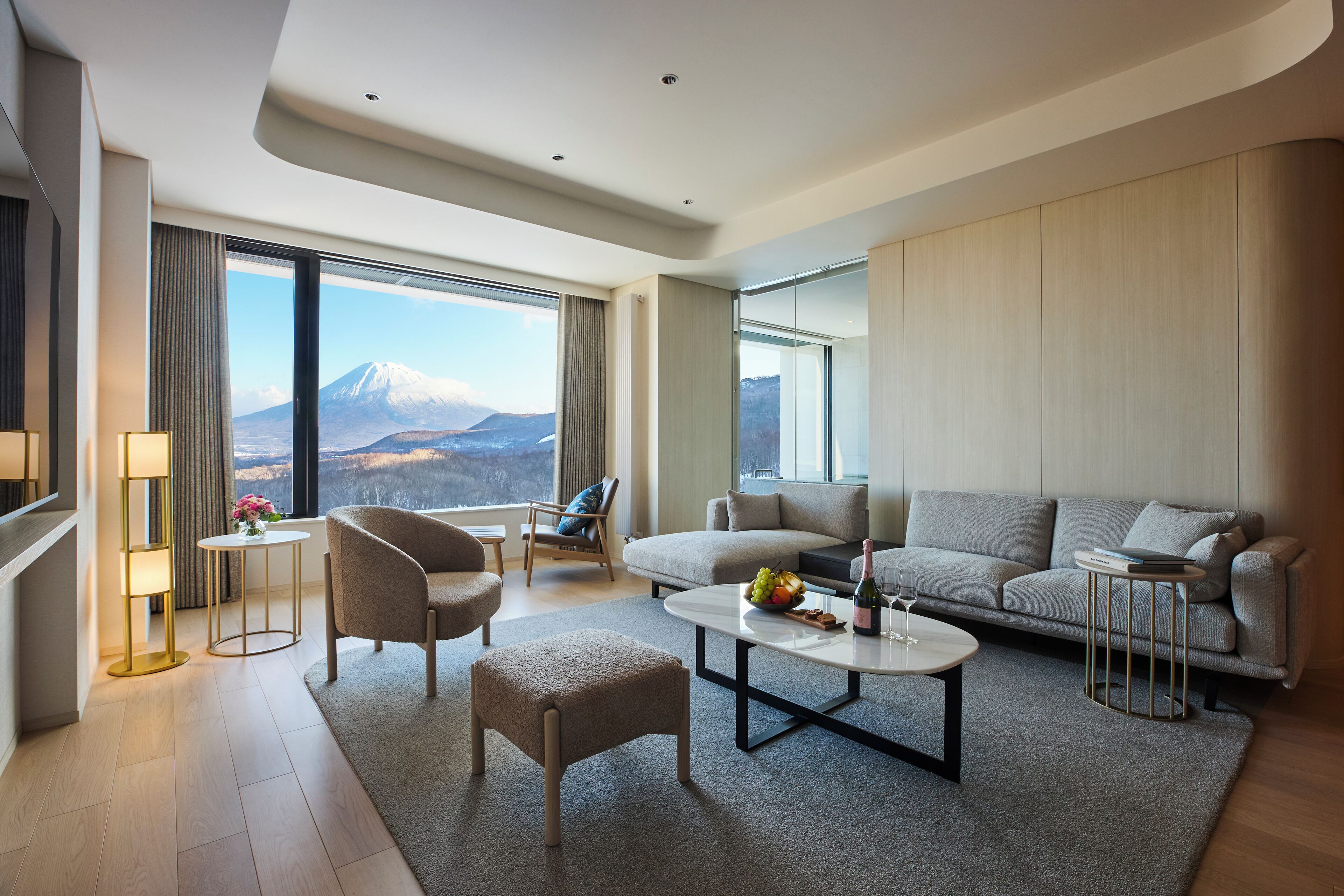 Suíte com design assinado, 1 quarto, vista para a montanha | Área de estar | TV