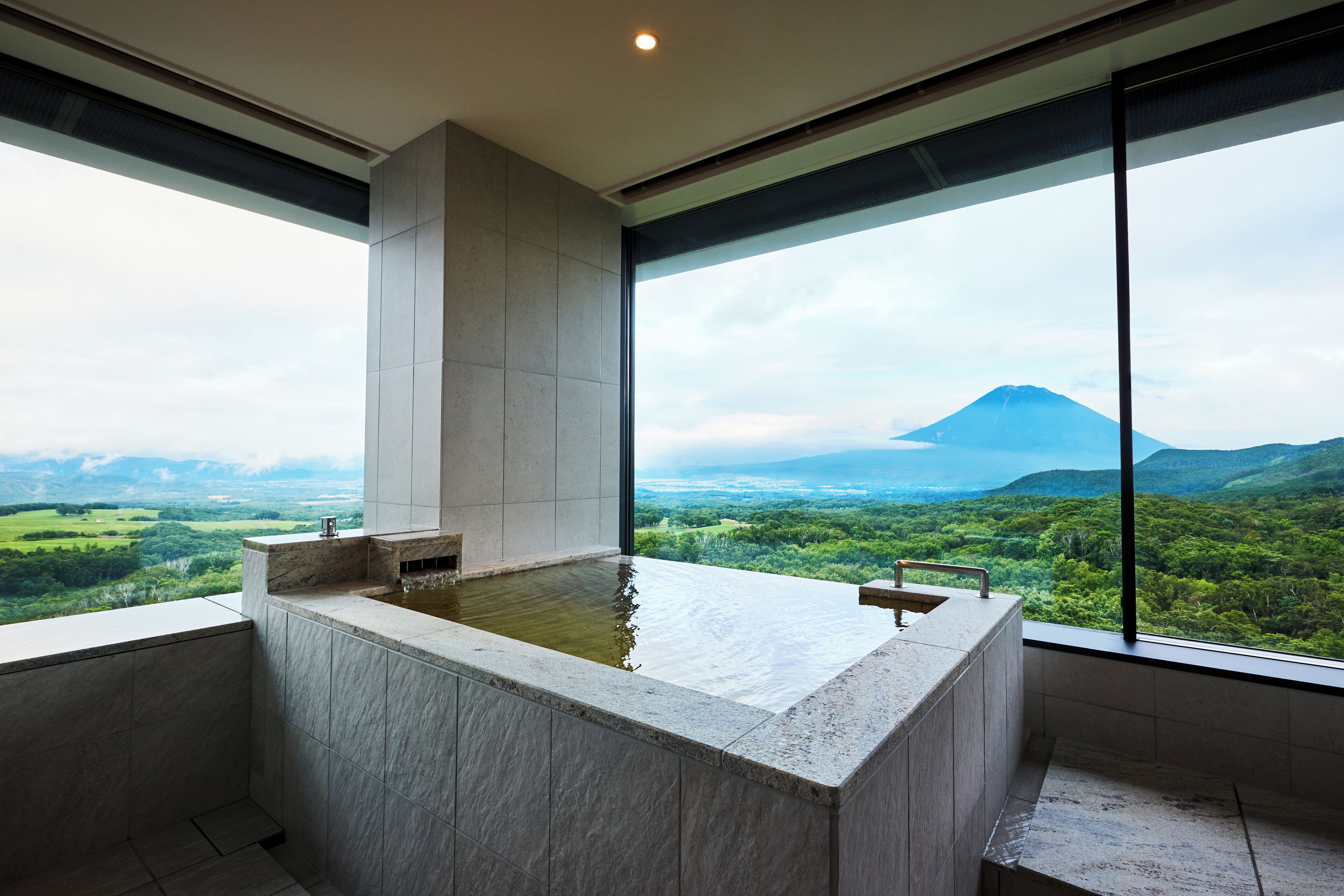 スイート キングベッド 1 台 マウンテンビュー | バスルーム | ヘアドライヤー、スリッパ、洗浄機付トイレ、タオル