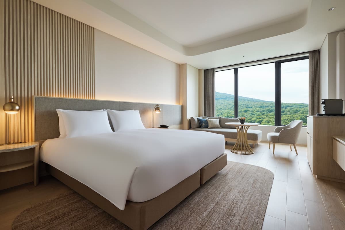 Premium Room, Weiss Mountain View, King | In-room safe, iron/ironing board (on request), free WiFi, bed sheets