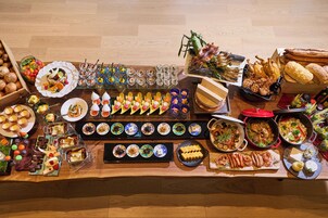 Una mesa de buffet con diversos platos y bebidas.
