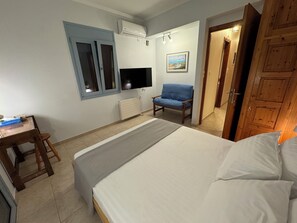 3 bedrooms, iron/ironing board, WiFi, bed sheets - Sea front retreat! 360 views, top floor, luxurious spaces, unique BBQ area. (Aegina)