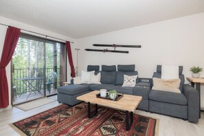 Een televisie en een open haard