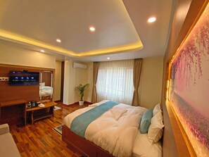 Quarto casal luxo, vista para a cidade | Escrivaninha, espaço de trabalho para notebook, Wi-Fi de cortesia